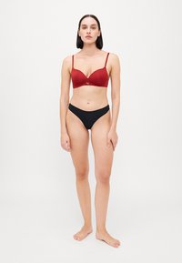 Puma WOMEN SOFT PADDED BRA - Grudnjaci za nošenje ispod majice kratkih rukava - burgundy