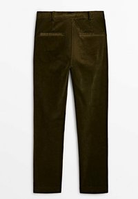 Pantalon en velours côtelé vert olive foncé avec jambes droites et deux poches passepoilées à l'arrière, vu de dos sur fond blanc.