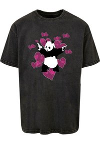 Grå bomulds t-shirt med et panda motiv, der holder våben, omgivet af pink hjerteformer. Løs pasform med korte ærmer og rund hals.