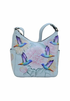 Lichtblauwe leren handtas met bloemen- en kolibrimotieven. Heeft een gebogen vorm, een verstelbare schouderband en een zijzak aan de buitenkant.