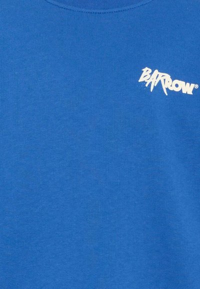 Tela azul con el logo blanco "BARROW" impreso cerca de la esquina superior derecha.
