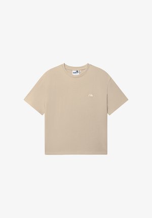 Beżowy T-shirt z krótkim rękawem i okrągłym dekoltem, z małym haftowanym logo po lewej stronie klatki piersiowej oraz metką marki wewnątrz kołnierza.