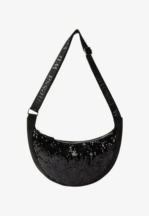 Sac d'épaule noir à sequins avec une forme arrondie, doté d'une bandoulière texturée contrastante avec le texte « vanessa wu » et une fermeture éclair.