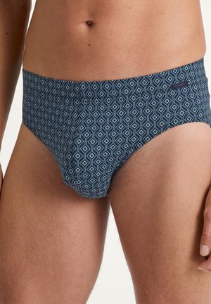 Blaue Schwimmslips mit einem geometrischen Diamantenmuster in hellen und dunklen Farbtönen. Hergestellt aus glattem Stoff mit einem sicheren Bund.