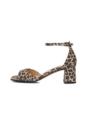Leopard-Print Absatzsandale mit offener Zehenpartie, Knöchelriemen und strukturiertem Stoff. Klobiger Absatz und geschwungenes Design für Stabilität.