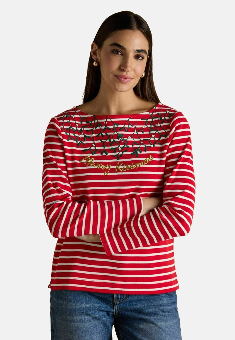 Czerwona i biała koszula z długim rękawem w paski, z okrągłym dekoltem, haftowanym zielonym jemiołą oraz napisem "Merry Kissmas" w złotym kolorze.