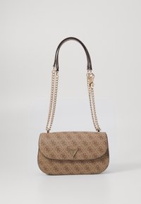 Ruskea kuvioitu käsilaukku ketju- ja nahkahihnalla, etupinnassa metallinen logo-aksentti ja läpän sulkeminen. Rakenteellinen pinta.