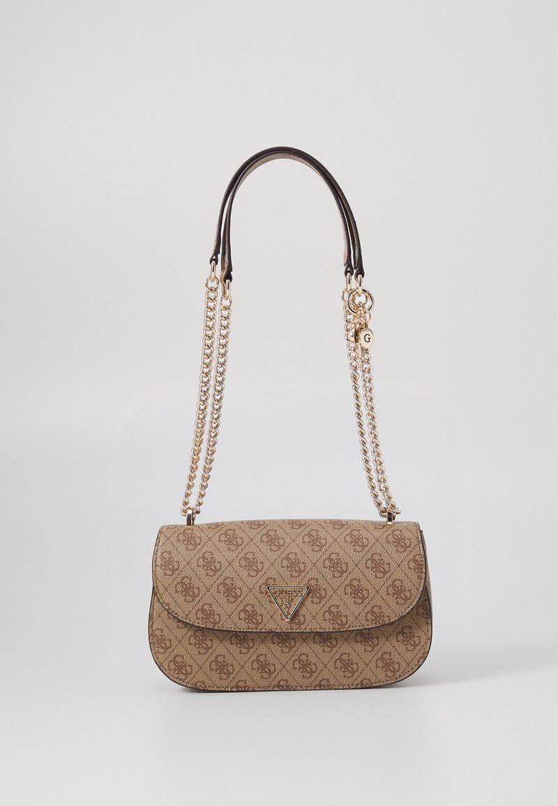 Ruskea kuvioitu käsilaukku ketju- ja nahkahihnalla, etupinnassa metallinen logo-aksentti ja läpän sulkeminen. Rakenteellinen pinta.