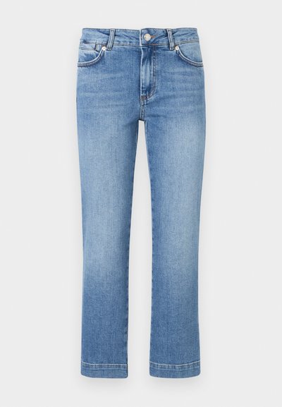 Jeans de ganga azul claro com um design de perna reta, apresentando cinco bolsos, um fecho de botão e uma textura ligeiramente desbotada.