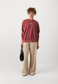 ONLY Tall ONLLUCINDA WILD O NECK BOX - Sportska majica - wuld dune