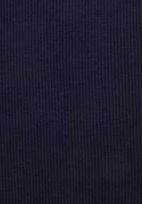 Mornarska rebrasta tkanina z teksturirano površino, ki prikazuje vertikalne črte. Material se zdi mehak in rahlo raztegljiv.