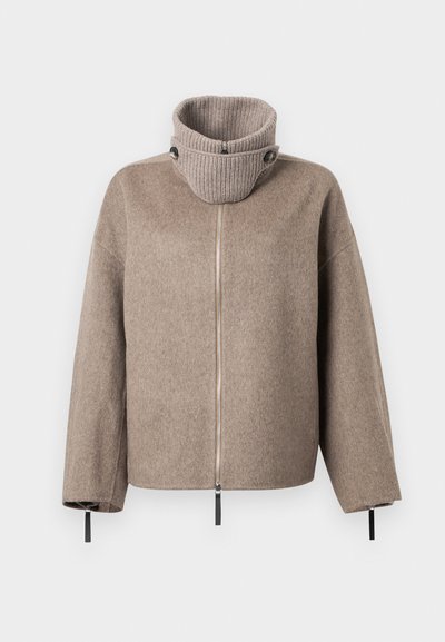 Καφέ μπλέντερ από μαλλί σακάκι με ψηλό, ριγωτό γιακά, φερμουάρ και μαύρες λεπτομέρειες στα μανίκια για ρυθμιζόμενη εφαρμογή.