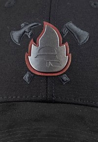 Schwarze Kappe mit einem geprägt metallischen Logo in Form einer Flamme, mit einem runden Akzent und subtilen Axtgrafiken in dunklen Fäden.