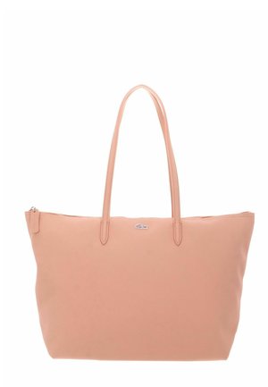 Grand sac fourre-tout rose pâle en tissu doux avec double bretelles d'épaule, fermeture éclair supérieure, et petit logo de marque argenté au centre.