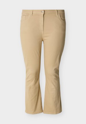 Beige broek met rechte pijpen, voorzien van een knoop- en ritssluiting aan de voorkant, riemlussen, en zakken aan de voor- en achterkant, afgebeeld op een effen witte achtergrond.