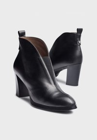 WONDERS - Botki na obcasie