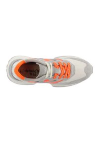 Zapatillas gris claro con parte superior de malla y ante, detalles en naranja y cordones texturizados. El diseño incluye una suela acolchada para mayor comodidad.