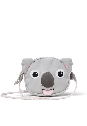 Graue Umhängetasche in Form eines Koalas mit großen Augen, rosa Akzenten und einer strukturierten Oberfläche. Verfügt über einen abnehmbaren Träger und einen Reißverschluss.