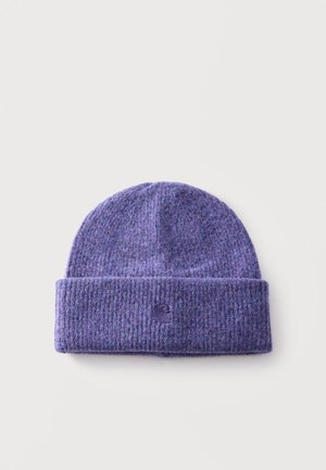 Cappello berretto di lana viola lavorato a maglia con risvolto su sfondo chiaro uniforme.