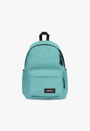 Turkusowy plecak o zaokrąglonym kształcie, wykonany z materiału tekstylnego, z czarnymi suwakami, przednią kieszenią i naszywką z logo. Posiada uchwyt u góry oraz regulowane paski.