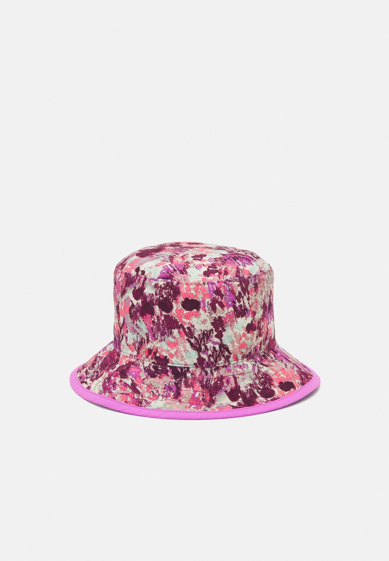 En bucket hat i färgglad tyg med ett abstrakt mönster i rosa, lila och grönt, samt en rosa accent runt brätten.