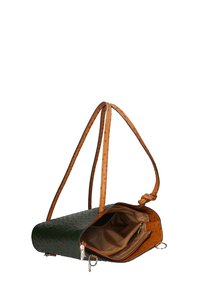 Sac à main en cuir vert avec une surface texturée, des accents marron et une fermeture éclair. Dispose d'un intérieur spacieux avec des compartiments.