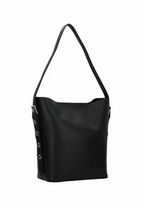 Zwarte bucketbag gemaakt van glad materiaal met een ruime opening, verstelbare schouderband en metalen details aan één kant.