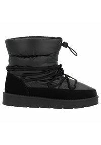 Botte noire avec une tige matelassée et rembourrée, des accents en daim texturé, des lacets ajustables et une semelle en caoutchouc épaisse. Hauteur mi-mollet.