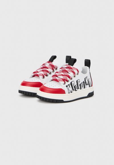 Κόκκινα και λευκά αθλητικά παπούτσια με μαύρες λεπτομέρειες, κόκκινα κορδόνια με υφή και ενισχυμένη μύτη. Διαθέτουν λογότυπο στο πλάι και μαξιλαρωτή σόλα.