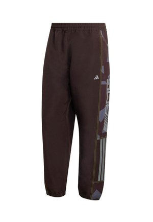 Pantaloni sportivi marrone scuro con una fascia elastica in vita. Presentano una striscia decorativa grigia e rossa sul lato, accentuata da cuciture gialle.