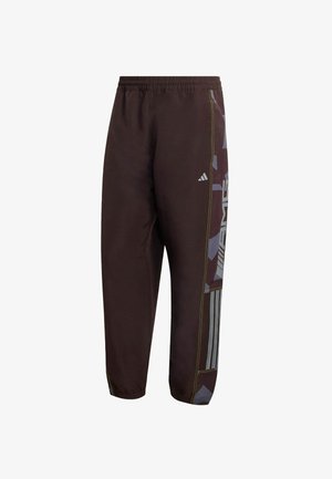 Ciemnobrązowe sportowe spodnie z elastycznym pasem. Po bokach wzorzysty pasek w odcieniach szarości i czerwieni, ozdobiony żółtym przeszyciem.