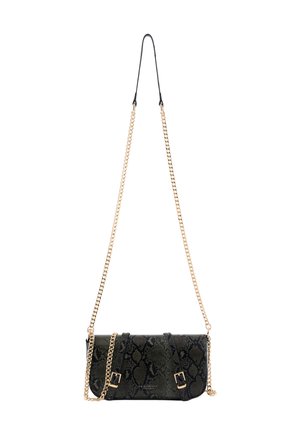 Schwarze Crossbody-Tasche mit strukturierter Oberfläche, goldener Kettenriemen und zwei kleinen Schnallen auf der vorderen Klappe, freigestellt vor weißem Hintergrund.