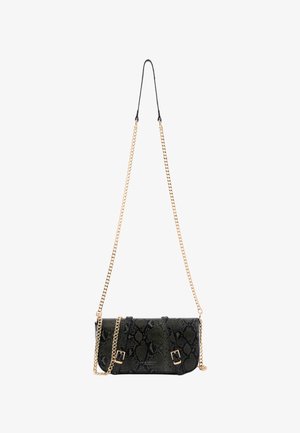 Schwarze Crossbody-Tasche mit strukturierter Oberfläche, goldener Kettenriemen und zwei kleinen Schnallen auf der vorderen Klappe, freigestellt vor weißem Hintergrund.