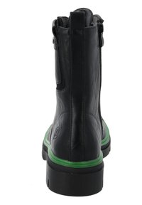 Stivale alla caviglia in pelle nera con zip laterale, suola in gomma verde, finitura testurizzata e linguetta posteriore rinforzata per una facile indossabilità.