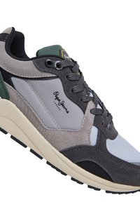 Sneaker grigi e blu realizzati in materiali scamosciati e in rete. Presentano un design a strati, dettagli testurizzati e una suola in gomma con un dettaglio del logo.