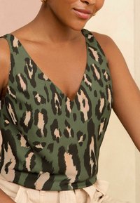 Love & Roses V NECK V BACK REGULAR FIT - Blůza - khaki animal green
