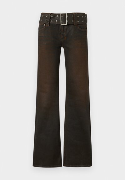 Καφέ παντελόνια καμπάνα με εμπρόσθιες τσέπες και ζώνη με μεταλλική αγκράφα και πολλαπλές τρύπες, παρουσιασμένα σε λευκό φόντο.