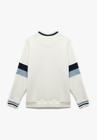 Sudadera blanca con mangas largas, que presenta franjas en azul oscuro, azul claro y negro en las mangas. Cuello y puños de canalé.