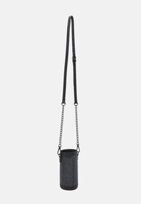 Borsa rotonda nera con tessuto testurizzato e dettagli metallici, sospesa da una catena e con tracolla regolabile per un uso crossbody.