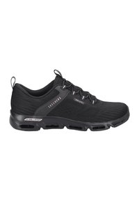 Baskets de sport noires avec une tige en maille respirante, un design texturé, un système de laçage et une semelle rembourrée dotée de ports de ventilation.