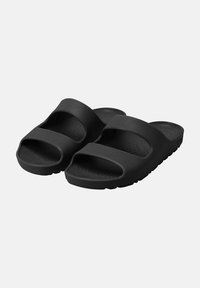 Svarta slidesandaler med två breda, öppna remmar, texturerad fotbädd och flexibel sula. Tillverkade av slitstarkt syntetmaterial.