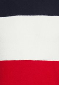 Gestrickter Pullover mit horizontalen Streifen in Marineblau, Weiß und Rot. Glatte Textur mit gleichmäßigen Nähten. Kräftiger Farbkontrast.