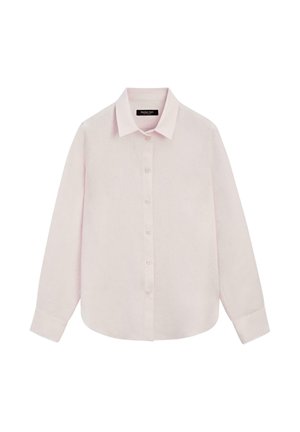 Jasnoróżowa, długa koszula na guziki z klasycznym kołnierzykiem i mankietami, prezentowana na białym tle.