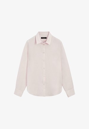 Lyserød, langærmet skjorte med knapper og klassisk krave og manchetter, vist på en hvid baggrund.