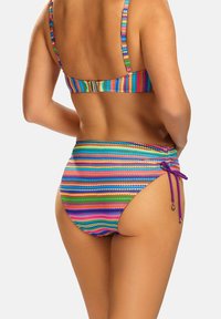 Kolorowy zestaw bikini z poziomymi paskami w kolorach różowym, zielonym, niebieskim i purpurowym. Dolna część ma wiązania po bokach z purpurowymi akcentami; regulowane ramiączka.