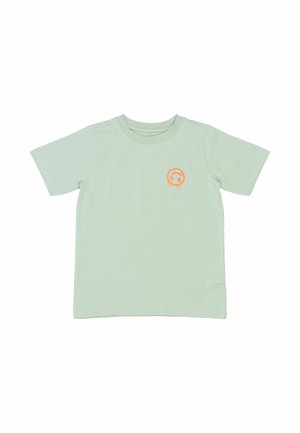Svetlo zelena bombažna majica s kratkimi rokavi, okroglo ovratnikom in majhnim oranžnim grafičnim oblikovanjem na prsih. Mehka tekstura, sproščen stil.