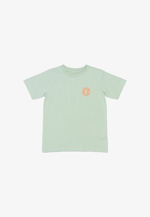 Lichtgroene katoenen t-shirt met korte mouwen, ronde halslijn en een klein oranje grafisch ontwerp op de borst. Zachte textuur, casual stijl.
