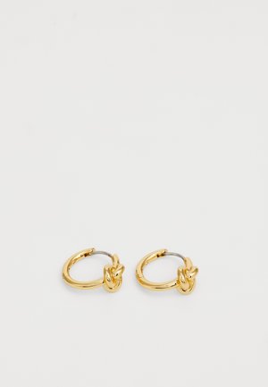 Zlate uhane s kroglim oblikovanjem in sijajno površino, ki vsebujejo naguban detajl. Majhni in okrogli, narejeni iz kovine z gladko teksturo.