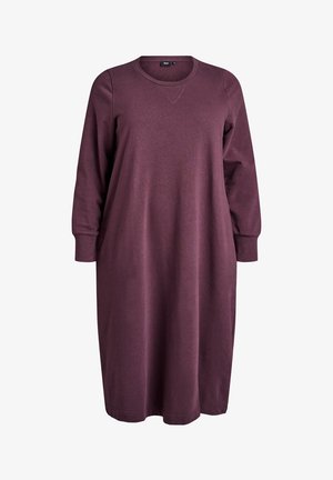 Langærmet lilla kjole lavet af blødt stof, med rund halsudskæring, løs pasform og diskrete syninger langs skuldrene.