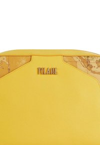 Borsa sintetica gialla con finitura testurizzata, caratterizzata da un motivo mappa e un emblema logo color oro.